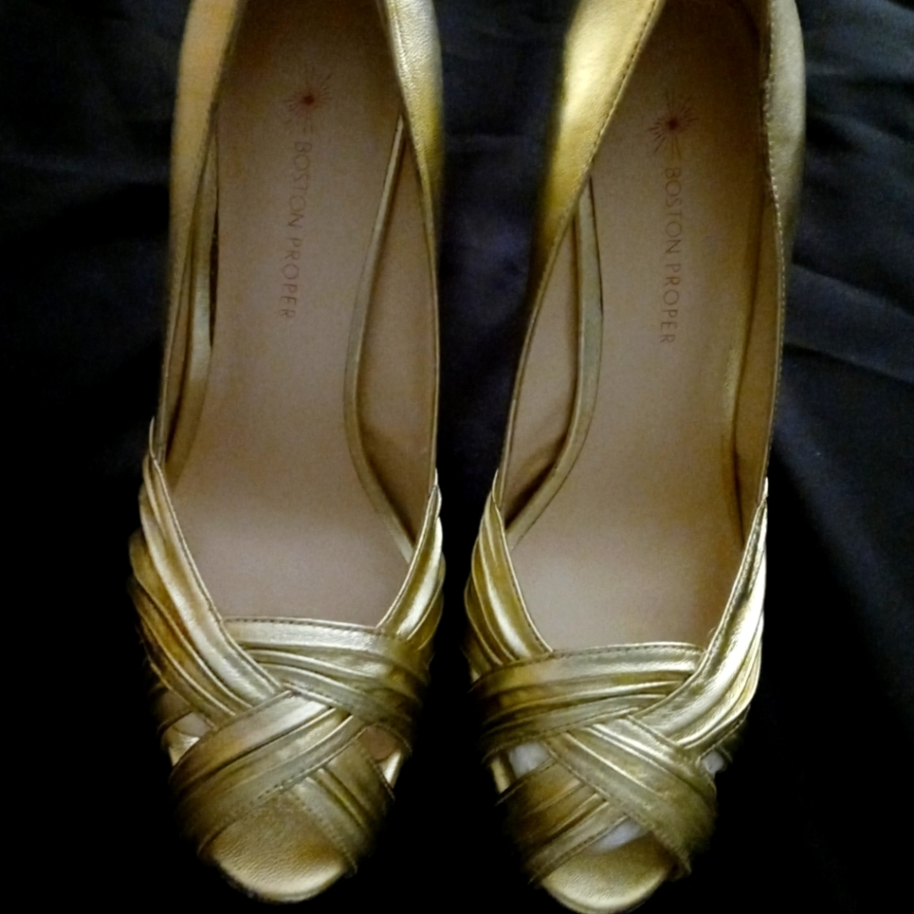 Gold Metallic Leather Pump. Size 10m